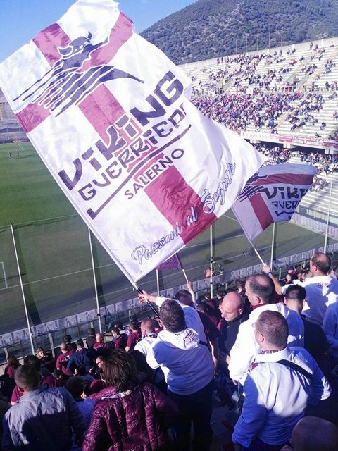 Bandiere bianche e bordeaux dei Viking Guerrieri Salerno in curva