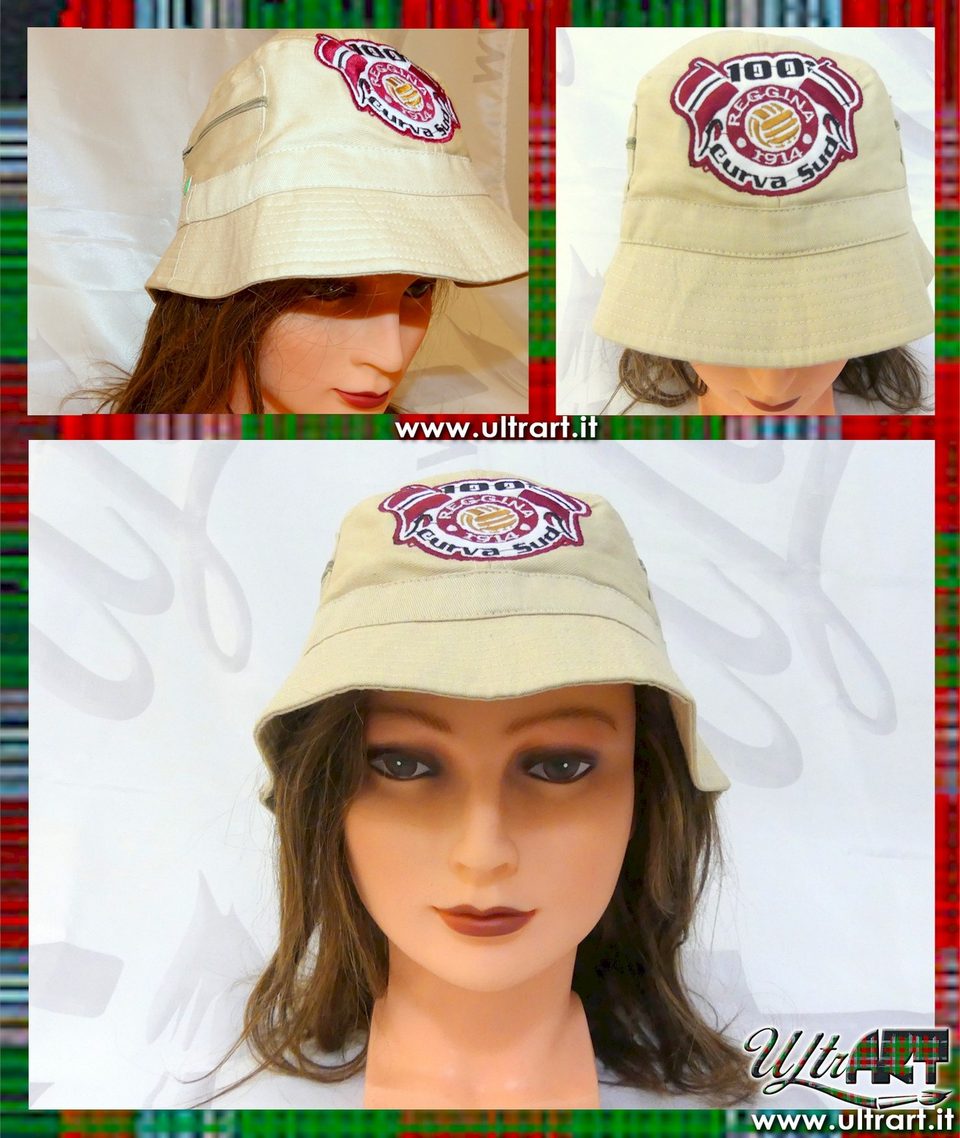 Cappelli alla pescatore bianchi con ricamo del logo di un gruppo ultras