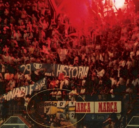 Coreografia di curva con fumogeni rossi e striscioni