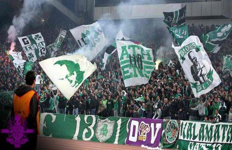 Coreografia verde e bianca con bandieroni e fumogeni