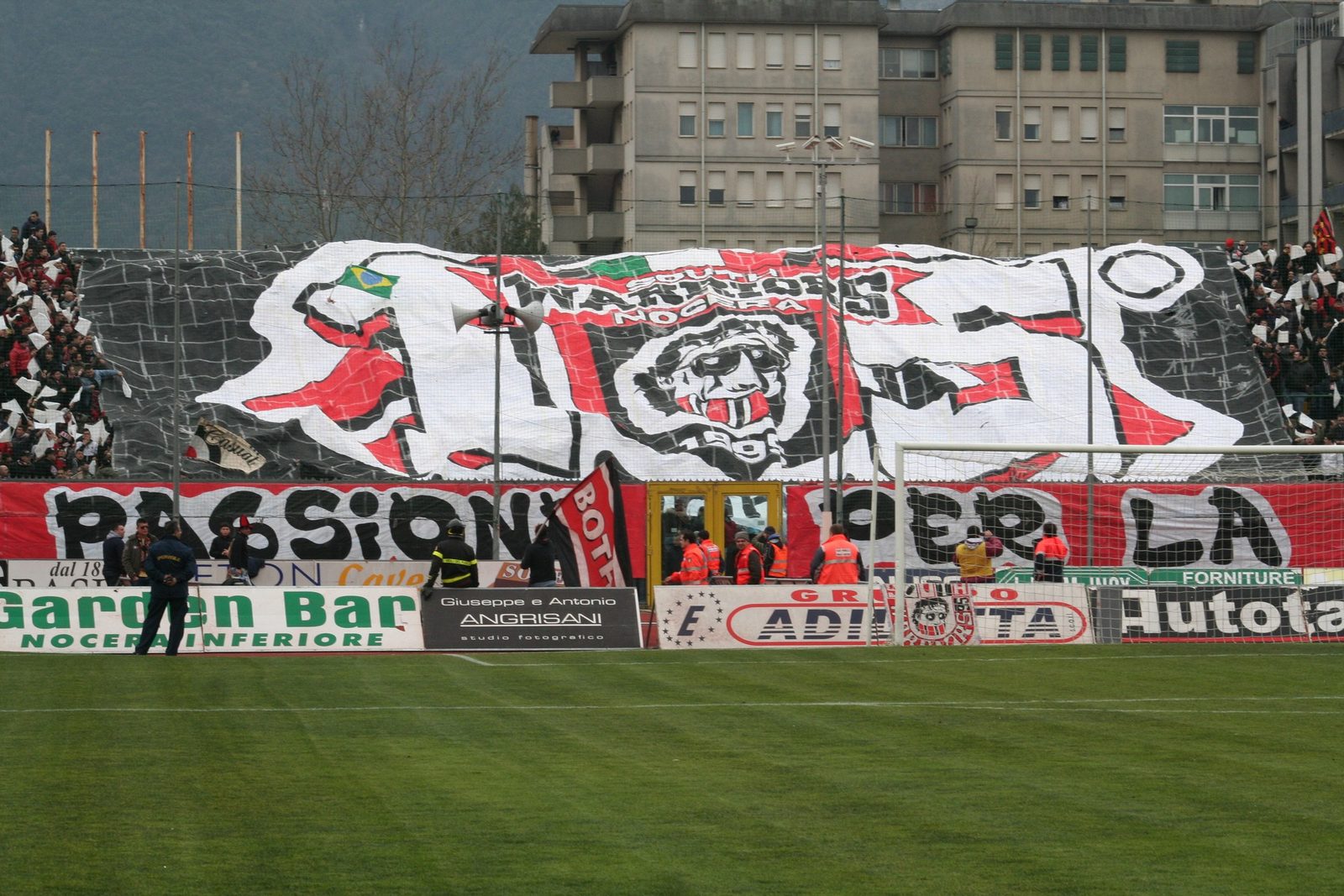Coreografia con bandierone copricurva e striscioni allo stadio