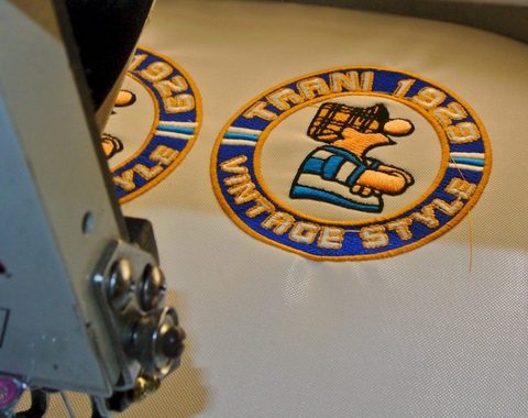 Toppa ricamata Bari 1908 in lavorazione sulla macchina da ricamo
